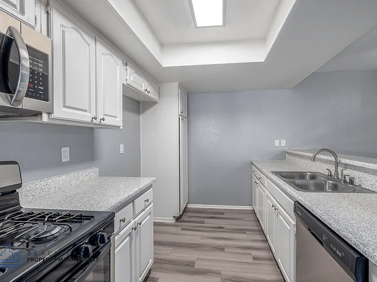 Rollingwood Apartments — Photo 25