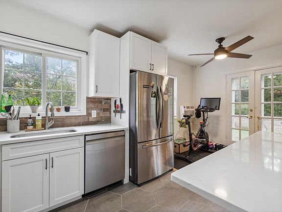 4th image of 3109 Valley Dr