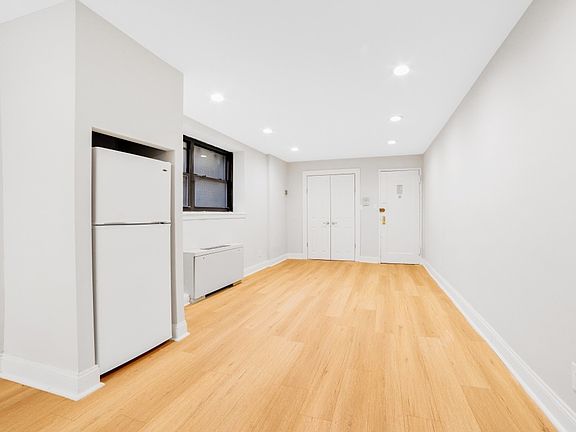 4th image of 313 E 61st St APT 1B