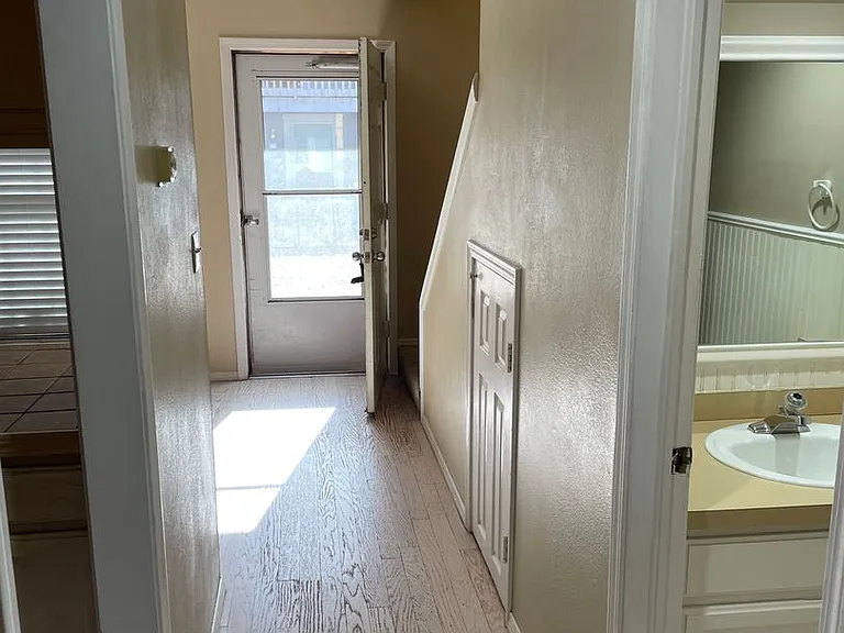 1037 E 57th Pl #5 — Photo 12