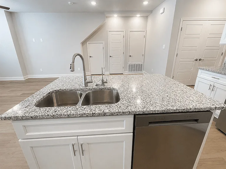 7142 Magnolia Crk #101 — Photo 3