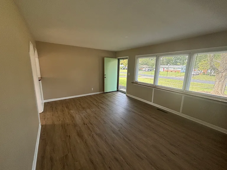 1807 Ashmoor Ln — Photo 2