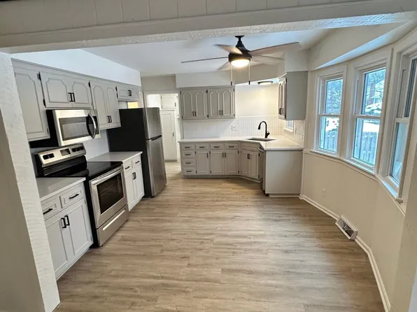 9201 W 81st Ter, Overland Park, KS 66204
