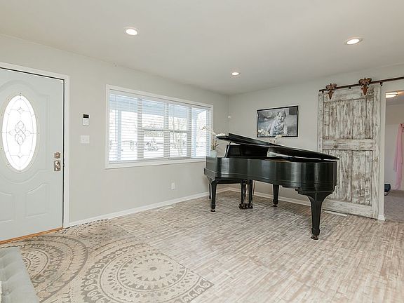3rd image of 6411 Lakewood Dr