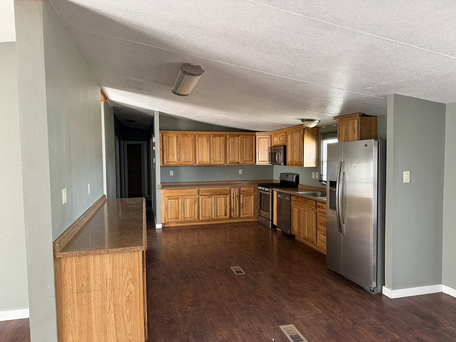 4 bed, 2100 sqft, $2,400 — Photo 4