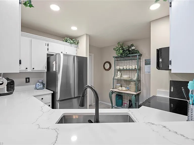 153 Bristol Ln — Photo 4