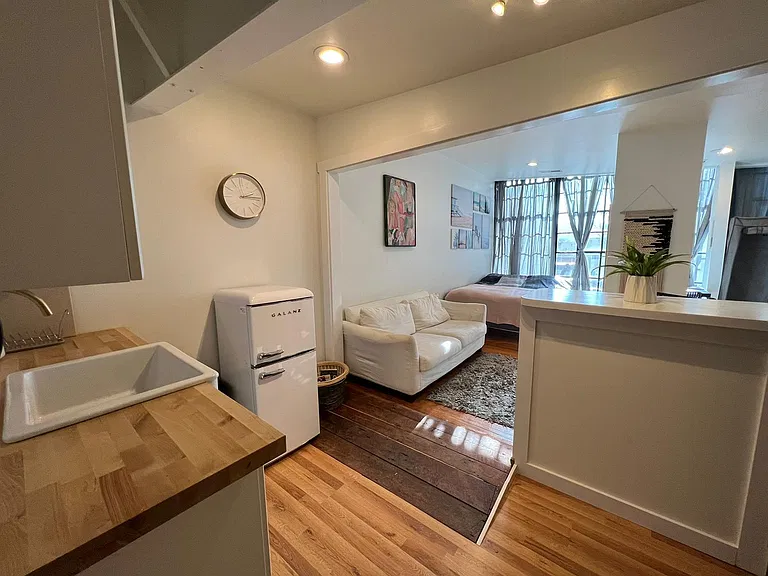 313 2nd St SE #205 — Photo 3