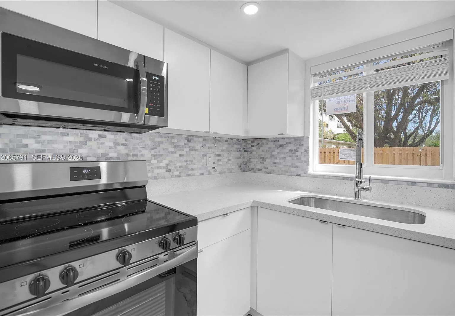 2 bed, 2.0 bath, 1050 sqft, $2,380 — Photo 2
