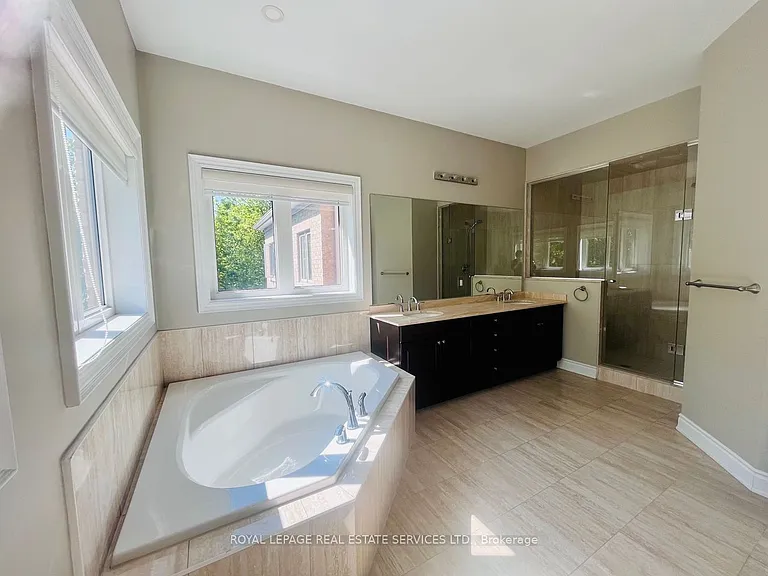 2366 Chateau Cmn — Photo 18