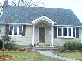 796 Flowerdale Dr, Seaford, NY 11783