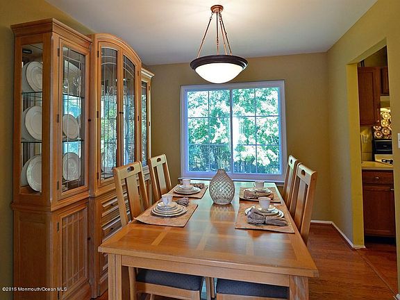 5th image of 16 Sherwood Ct