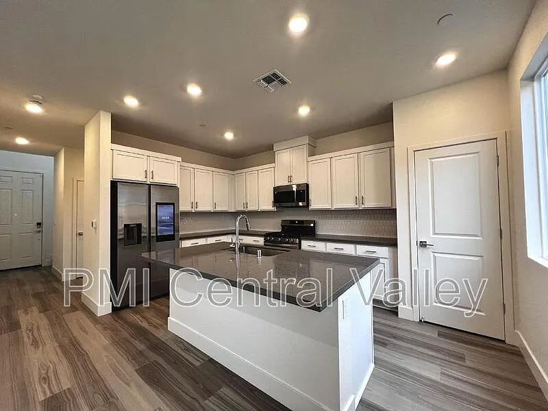 3 bed, 2.5 bath, 1625 sqft, $2,950 — Photo 4