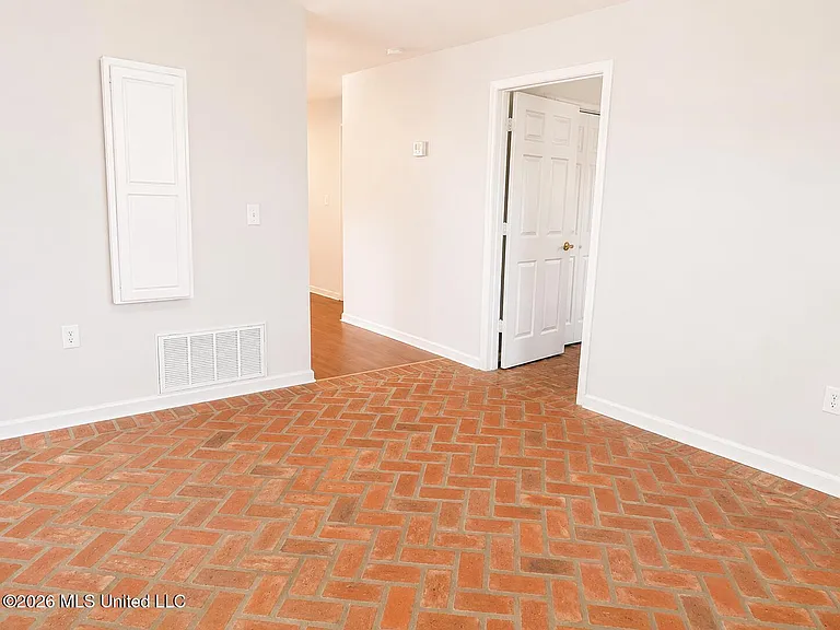 135 Pine Grove Ave — Photo 10