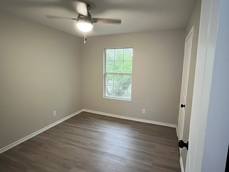 2445 Hudspeth Ave — Photo 10