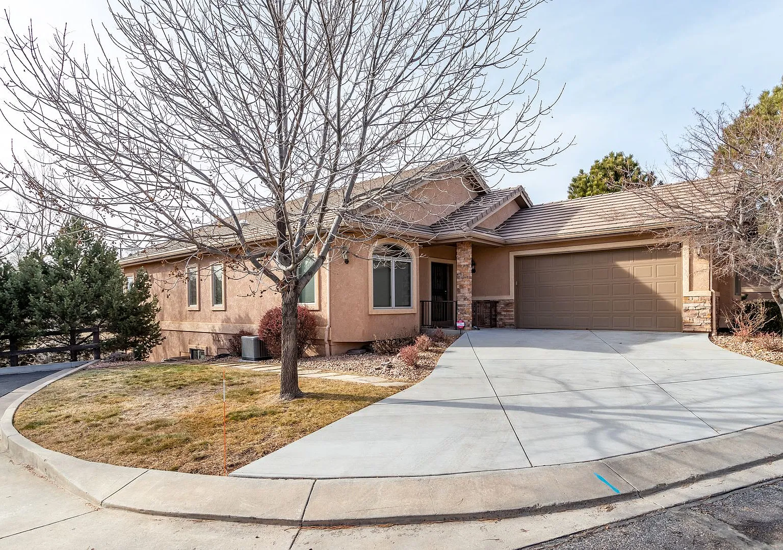 Stunning Rancher with Mountain Views!! — Photo 2