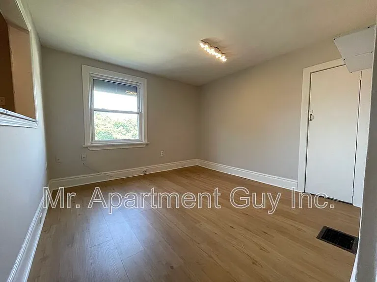 55 Barnesdale Ave N #UPPER — Photo 6