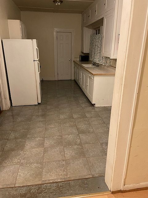 1st image of 907 Center St