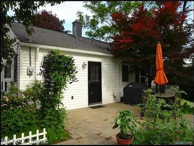 2904 Wolcott St — Photo 2