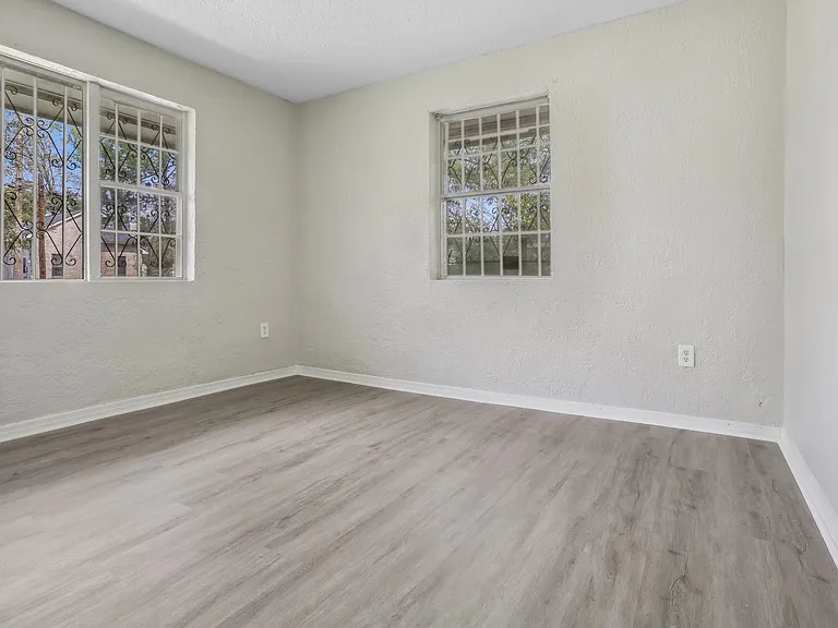 4624 Wells St — Photo 8