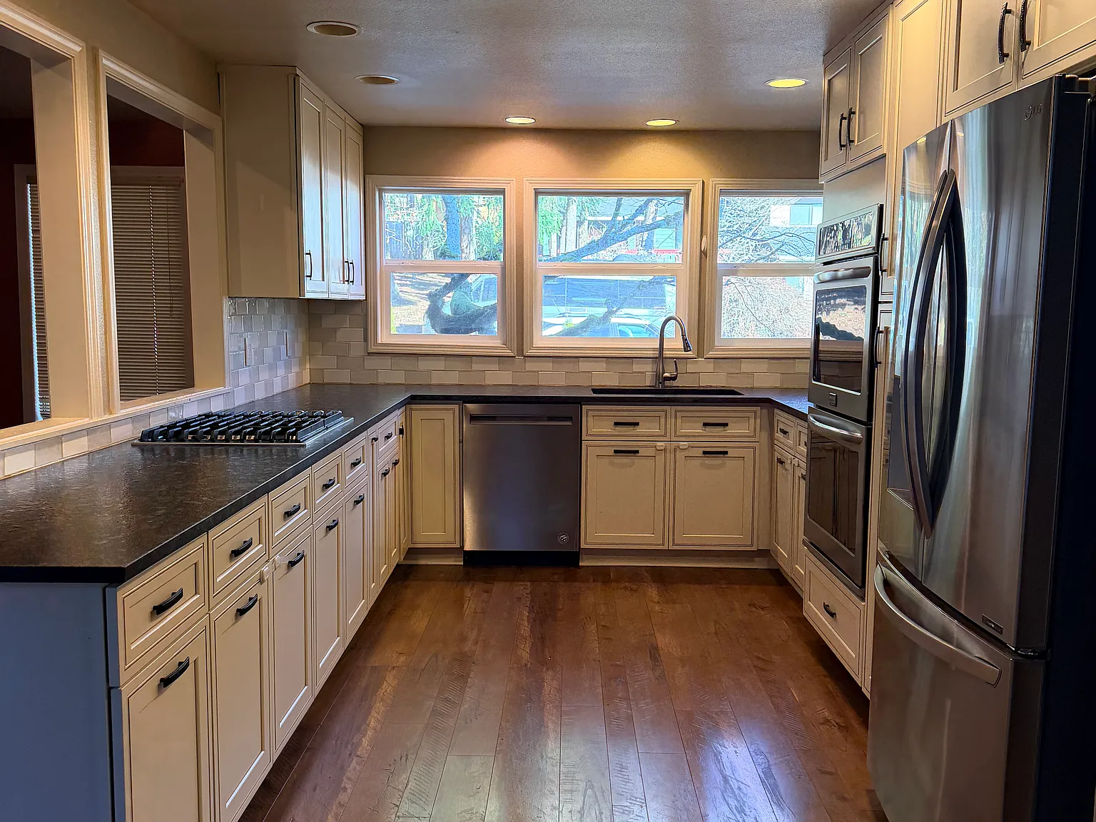 4 bed, 3072 sqft, $3,000 — Photo 2