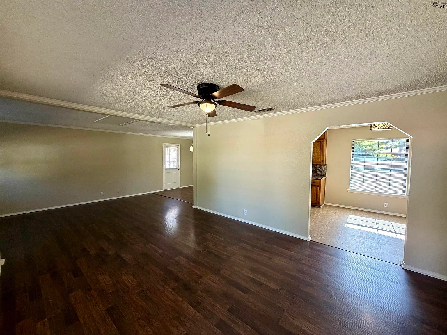 3 bed, 2.0 bath, 1333 sqft, $1,750 — Photo 2