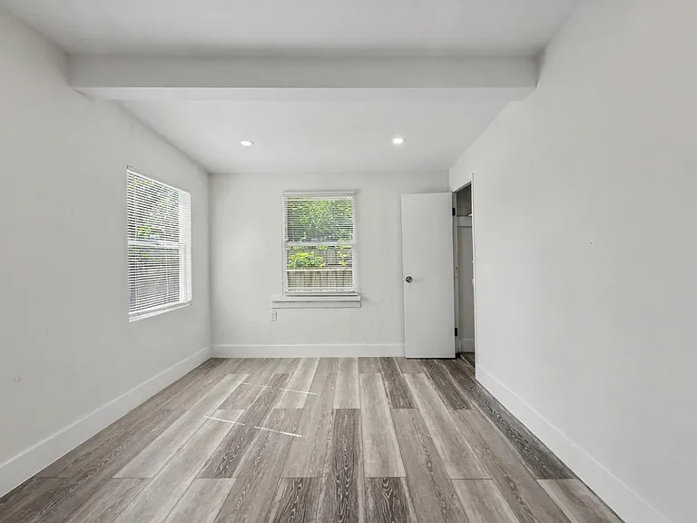 228 NW 39th St — Photo 13