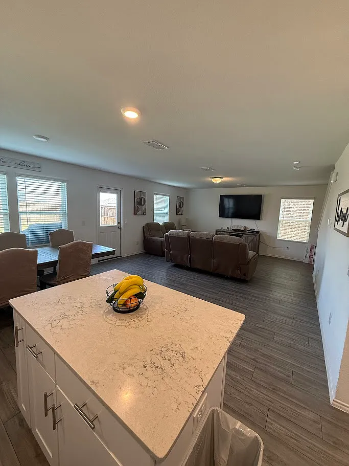 4 bed, 1619 sqft, $2,200 — Photo 3
