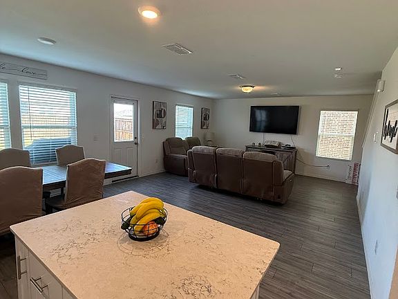 3rd image of 818 Poppy Cove Ln