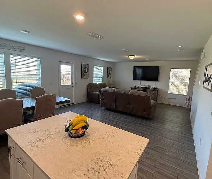 818 Poppy Cove Ln — Photo 3