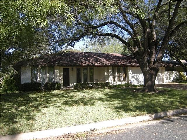 ALL PHOTOS WERE TAKEN WHEN OWNER LIVED IN THE HOME