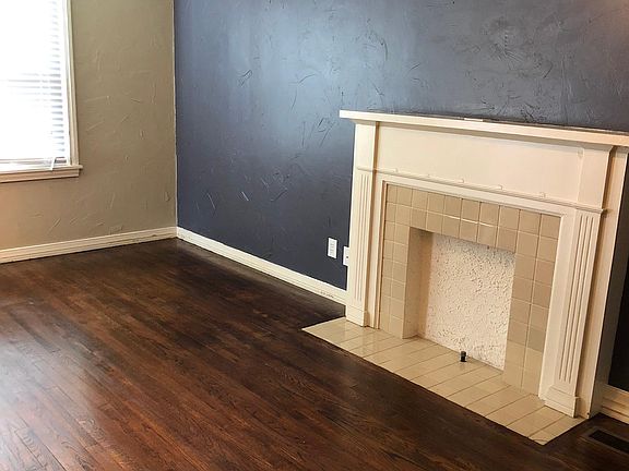 Fireplace in the middle of the room, but just for looks.