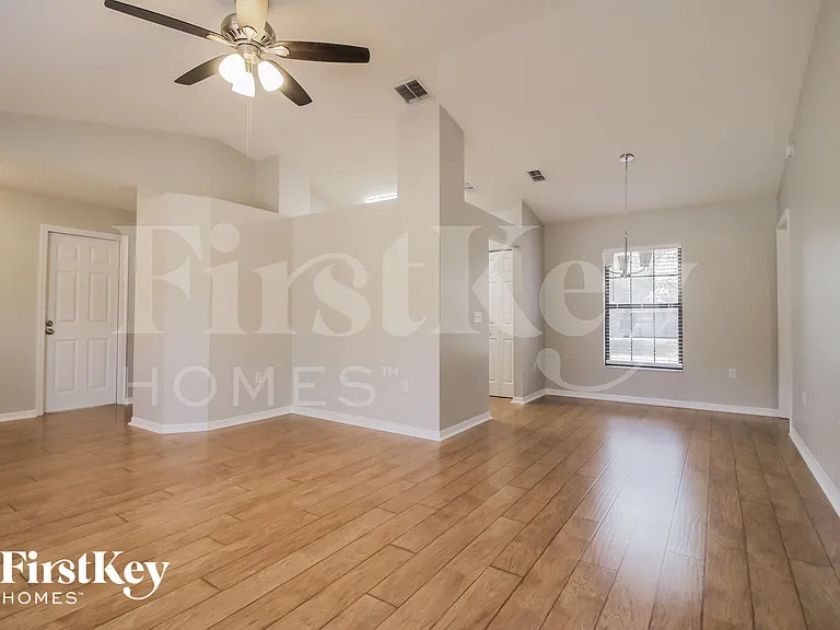 3260 Saint James Ave — Photo 2