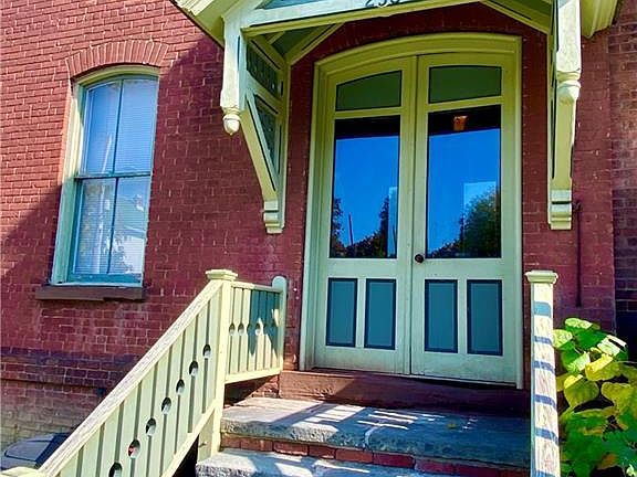 5th image of 258 Montgomery St