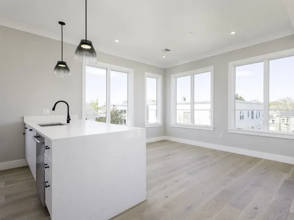 109 Prospect St #203, Somerville, MA 02143