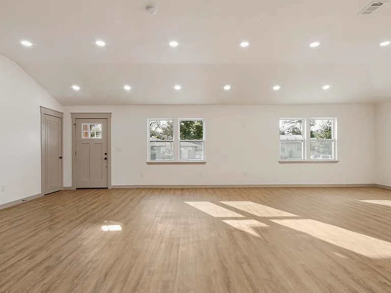 112 N Gayle Ave — Photo 6