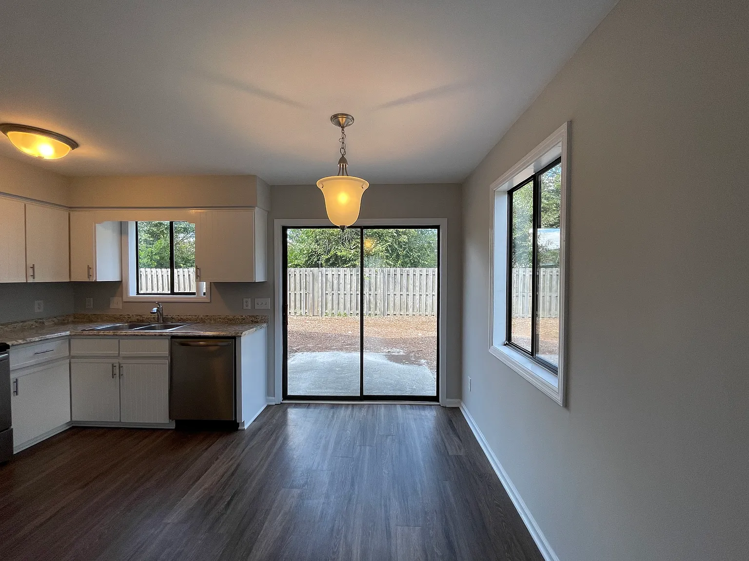 Updated 2 bedroom with 2 bathroom end unit condo! — Photo 4