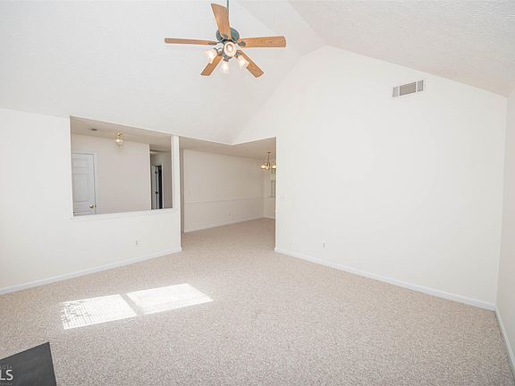 4th image of 90 Lindsey Ln