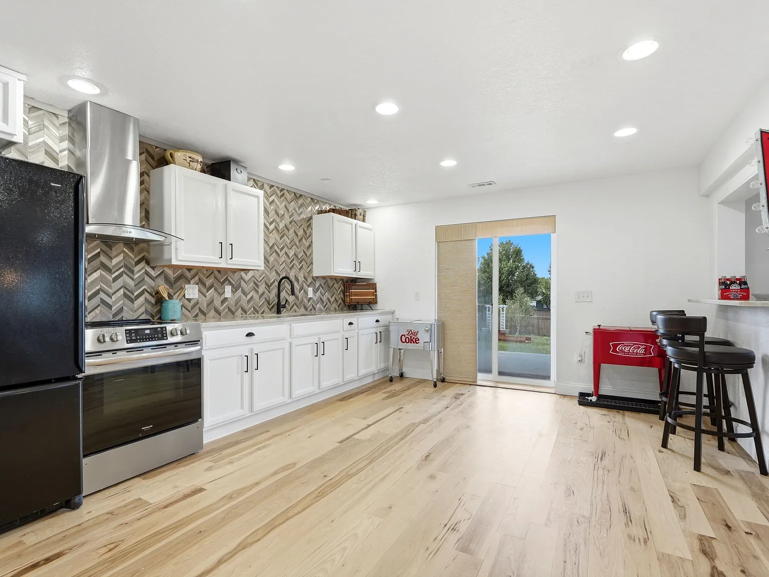 3 bed, 4006 sqft, $3,950 — Photo 2