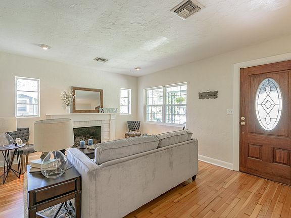 5th image of 208 W Henry Ave