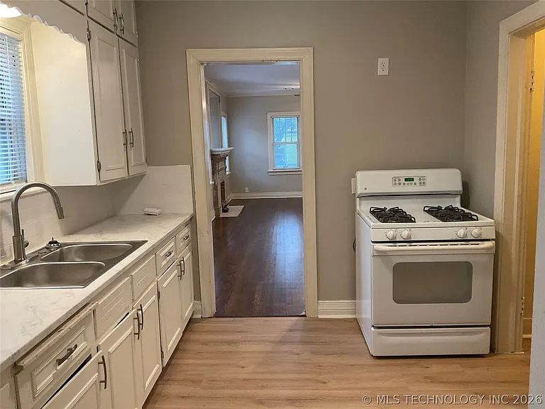 1104 N Gary Pl — Photo 8