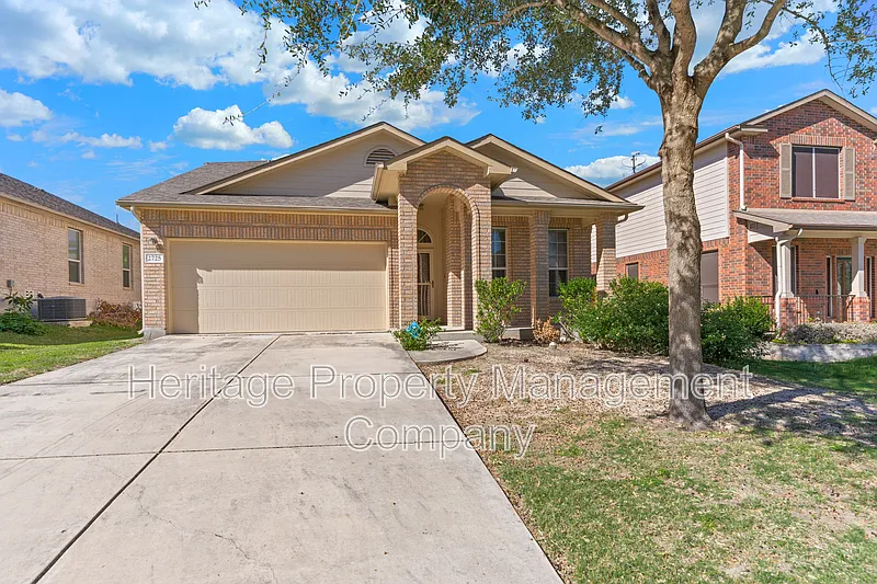 4 bed, 2.0 bath, 2472 sqft, $2,350 — Photo 1