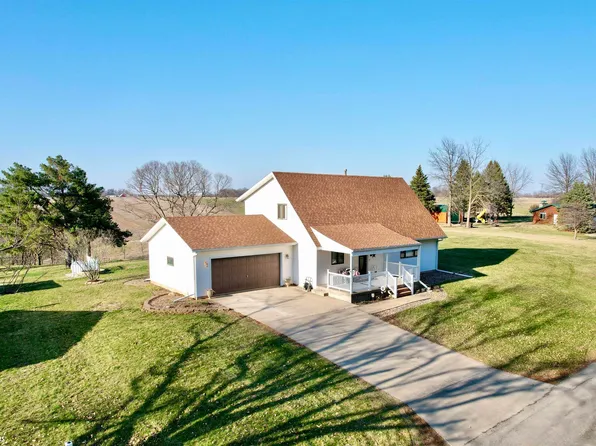 85 Fore Seasons Dr, Grinnell, IA 50112