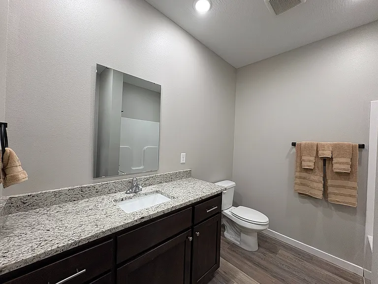 1 bedroom - Bathroom