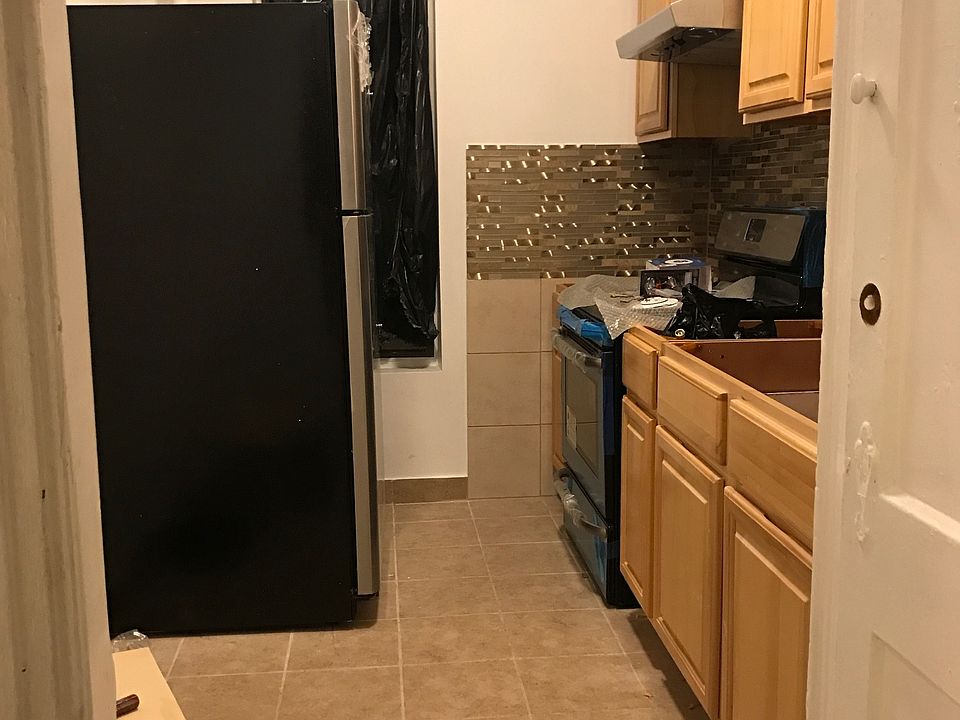 2nd image of 1024 Longfellow Ave #E1