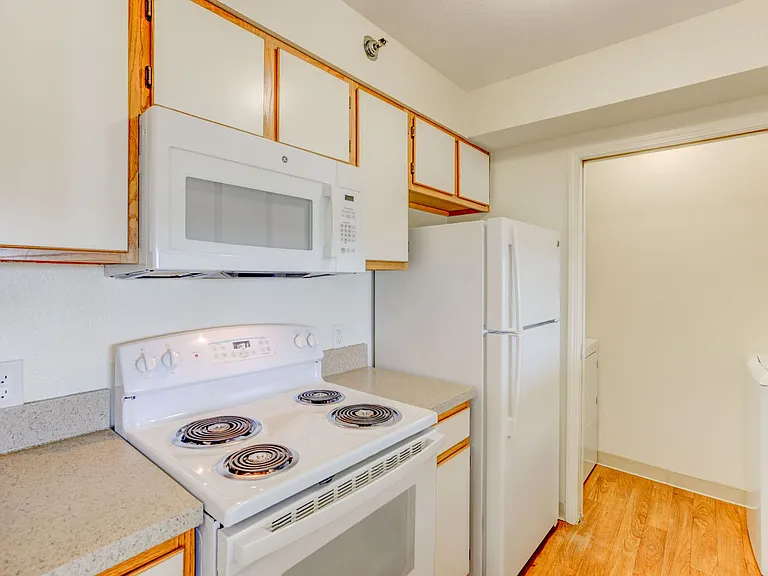 Americana Lakewood Apartments — Photo 72