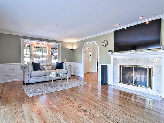 4th image of 370 Collado Dr