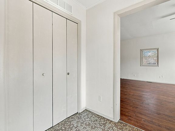 4th image of 403 E 6th St