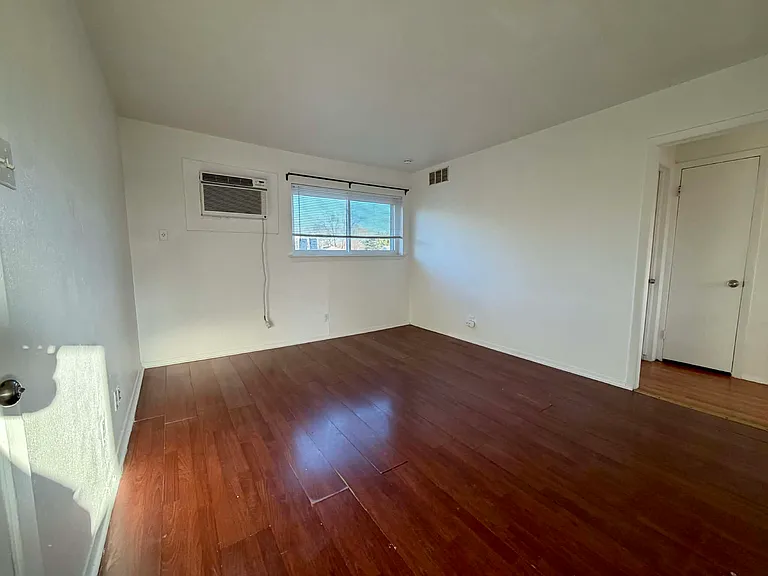 321 La Salle Dr — Photo 1