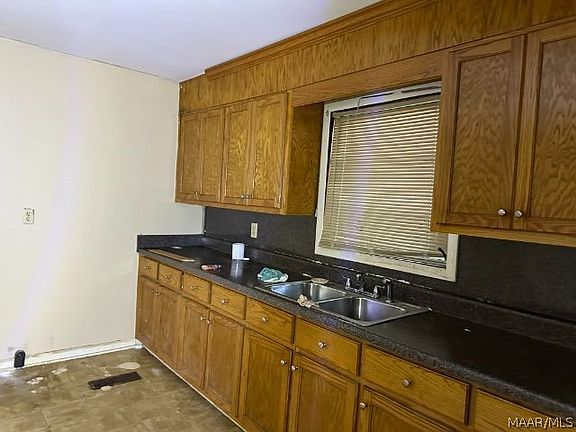 4th image of 927 Woodward Rd