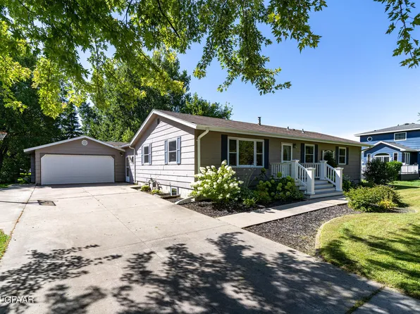 912 8th St SE, East Grand Forks, MN 56721